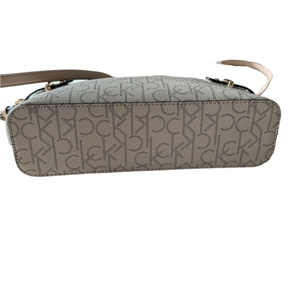COPY - Calvin Klein Dessert Top signature monogram crossbody bag - Picture 5 of 10